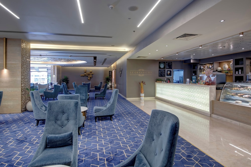 Two Seasons Hotel & Apartments — Restaurant & bars in Dubai