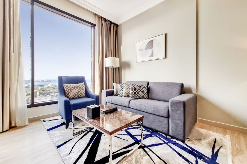 Two Seasons Hotel & Apartments — Hotel rooms in Dubai