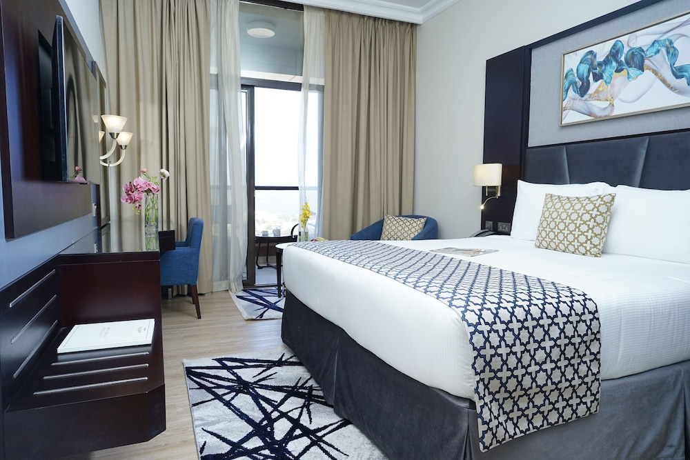 Two Seasons Hotel & Apartments — Hotel rooms in Dubai