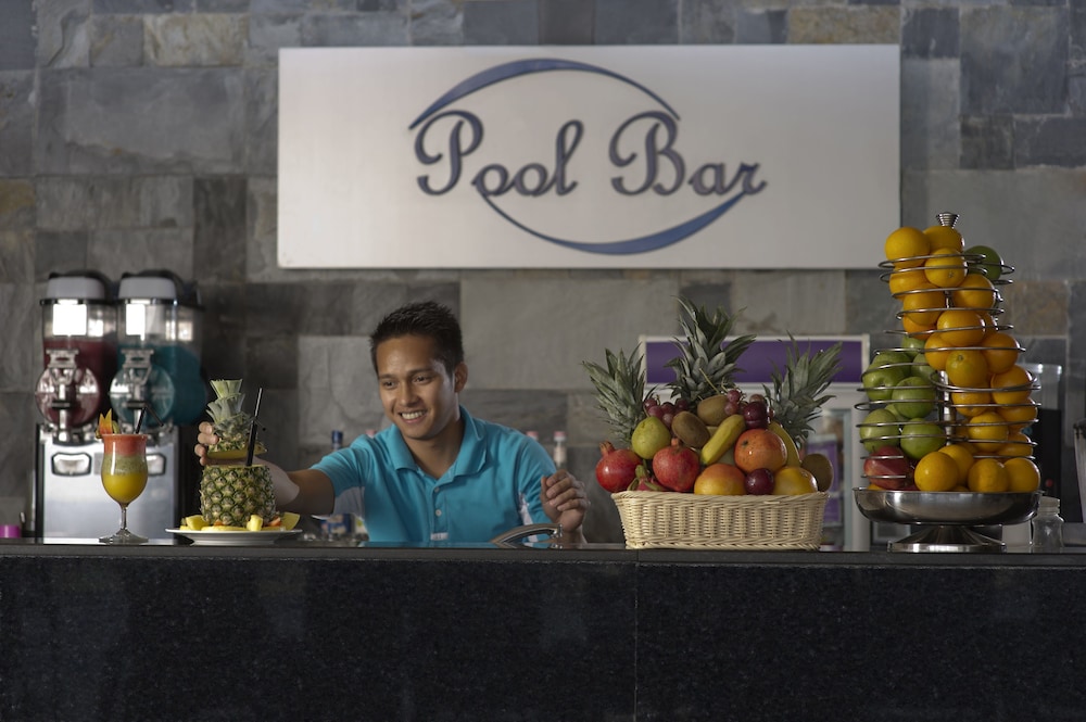 Two Seasons Hotel & Apartments — Restaurant & bars in Dubai
