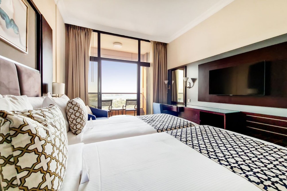 Two Seasons Hotel & Apartments — Hotel rooms in Dubai