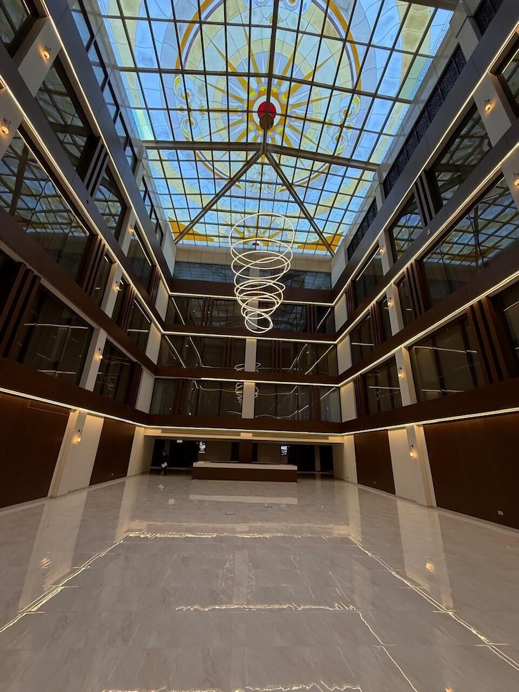 Two Seasons Hotel & Apartments — Hotel building in Dubai