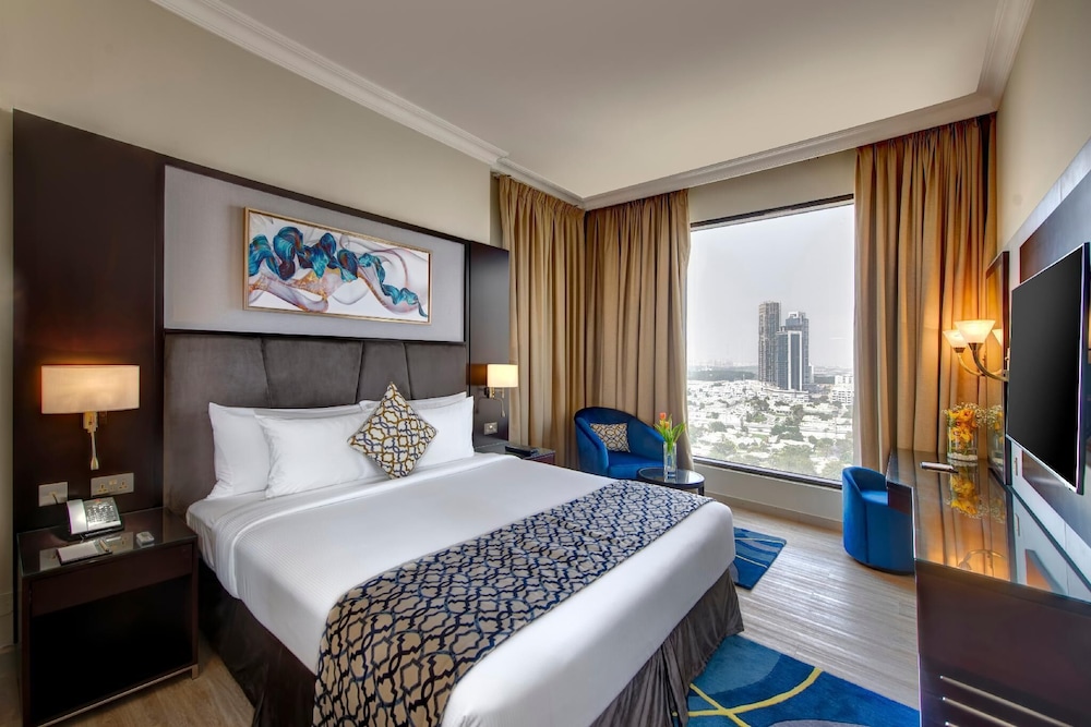 Two Seasons Hotel & Apartments — Hotel rooms in Dubai