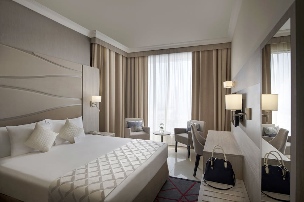Two Seasons Hotel & Apartments — Hotel rooms in Dubai