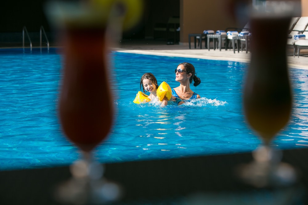 Two Seasons Hotel & Apartments — Swimming pool in Dubai