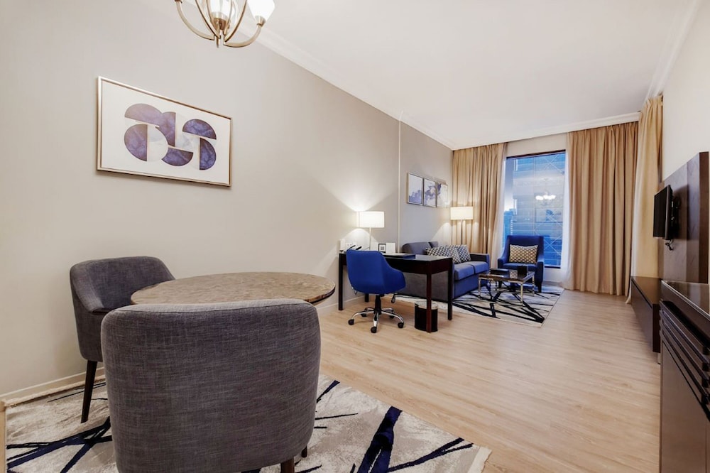 Two Seasons Hotel & Apartments — Hotel rooms in Dubai