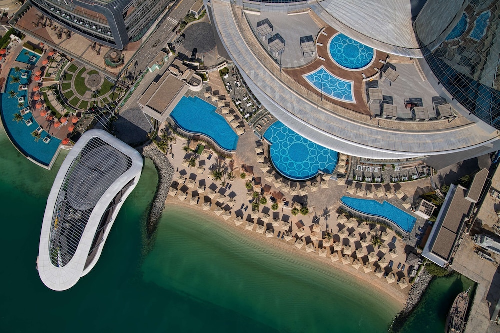 Conrad Abu Dhabi Etihad Towers — Swimming pool in Abu Dhabi
