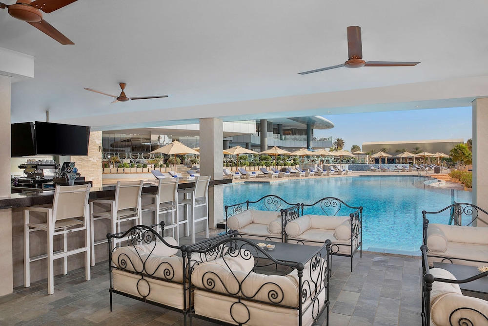 Conrad Abu Dhabi Etihad Towers — Swimming pool in Abu Dhabi