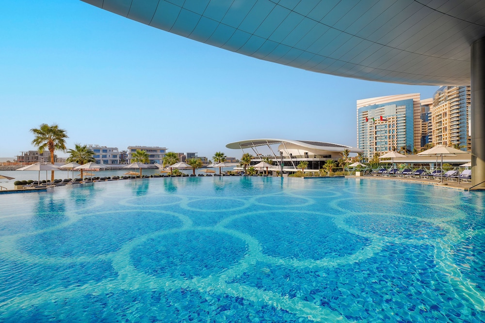 Conrad Abu Dhabi Etihad Towers — Swimming pool in Abu Dhabi