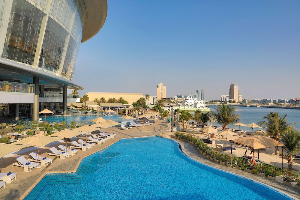 Conrad Abu Dhabi Etihad Towers — Swimming pool in Abu Dhabi