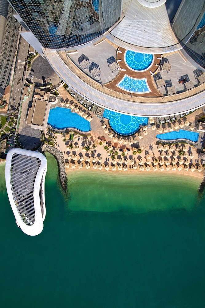 Conrad Abu Dhabi Etihad Towers — Swimming pool in Abu Dhabi
