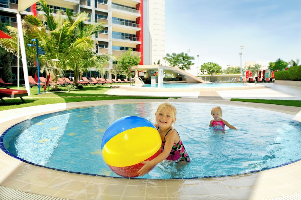 Park Rotana — Swimming pool in Abu Dhabi