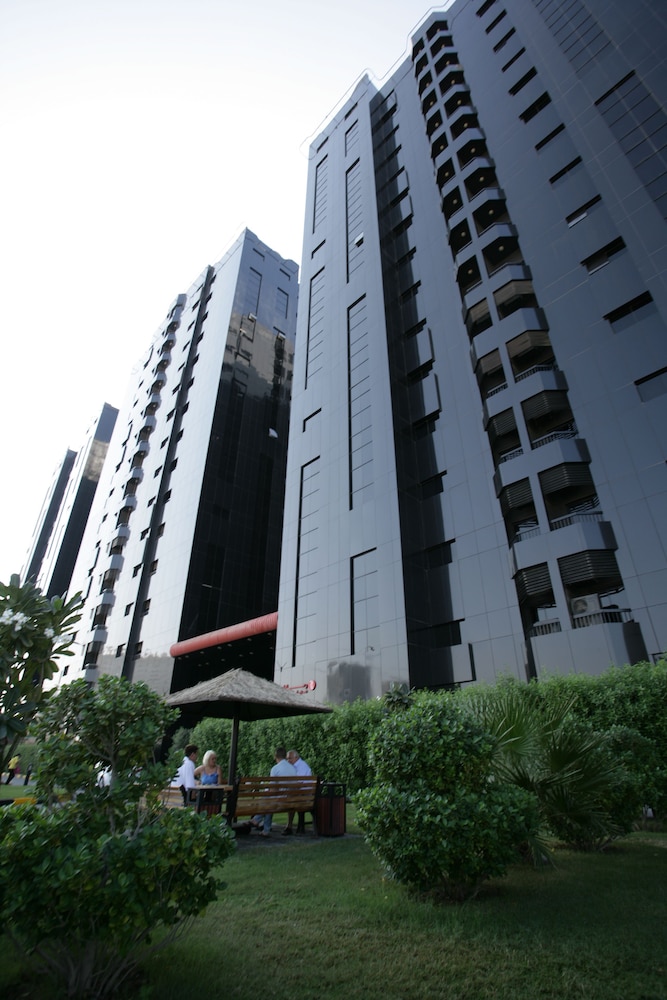 Ramada Hotel & Suites by Wyndham Ajman - zdjęcie 2