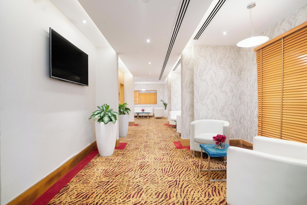 Golden Sands Hotel & Residences — Hotel building in Dubai