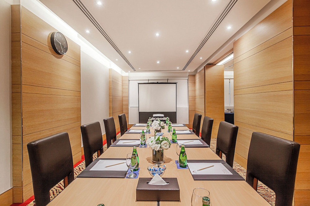Golden Sands Hotel & Residences — Hotel building in Dubai