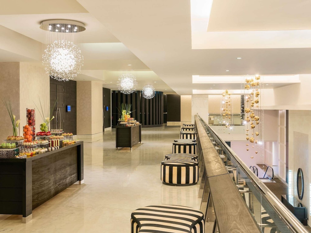 Sofitel Abu Dhabi Corniche — Restaurant & bars in Abu Dhabi