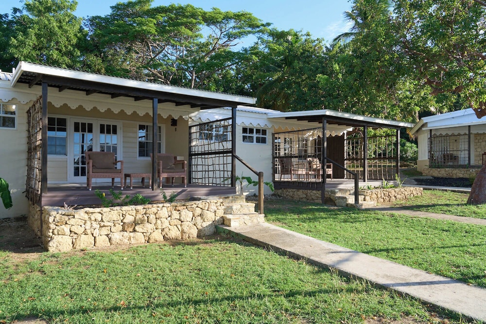 Hawksbill Resort Antigua — Hotel building in St. John's