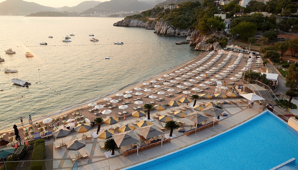 Maestral Resort & Casino
