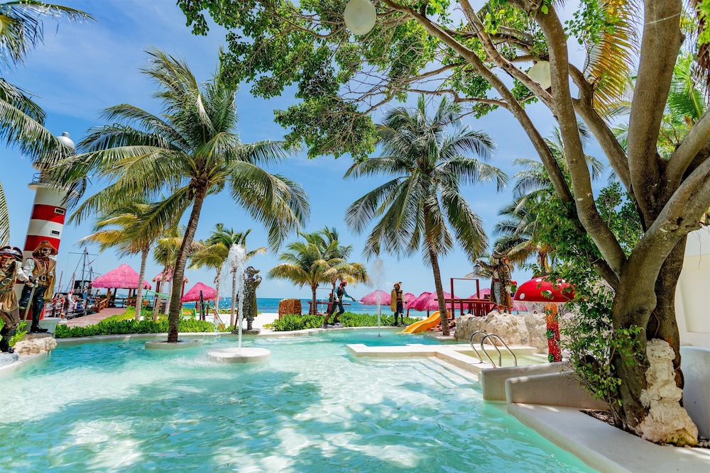 Grand Oasis Palm - All Inclusive — Swimming pool in Cancun, Quintana Roo