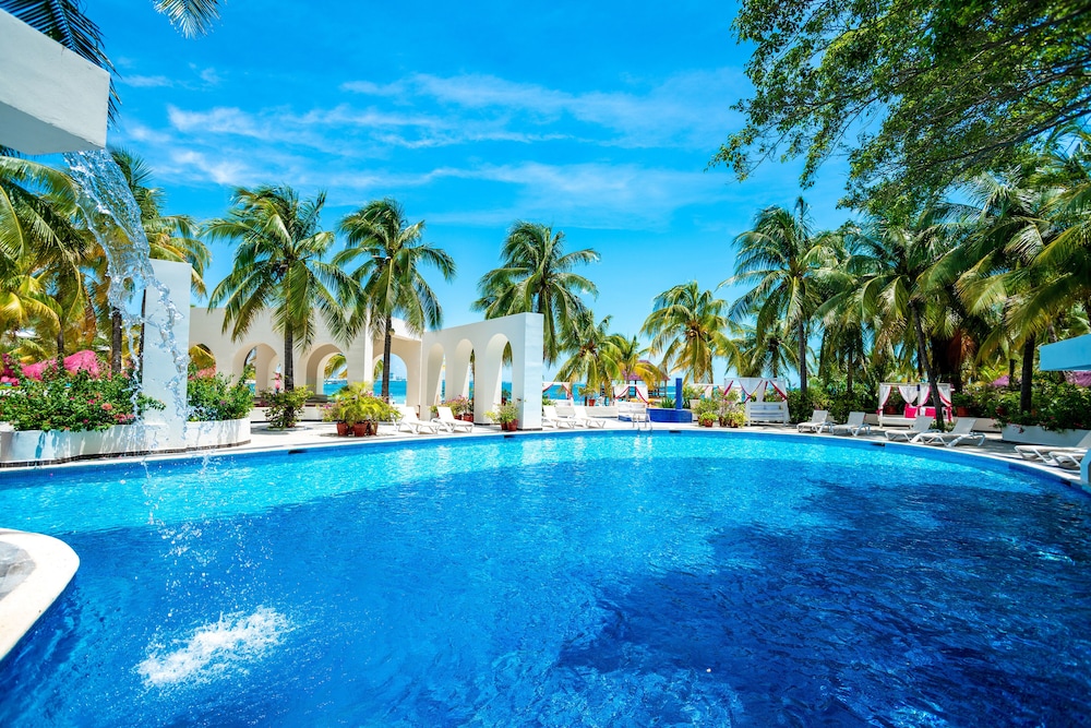 Grand Oasis Palm - All Inclusive — Swimming pool in Cancun, Quintana Roo