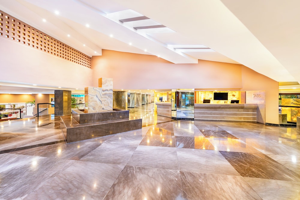 Grand Oasis Palm - All Inclusive — Hotel building in Cancun, Quintana Roo