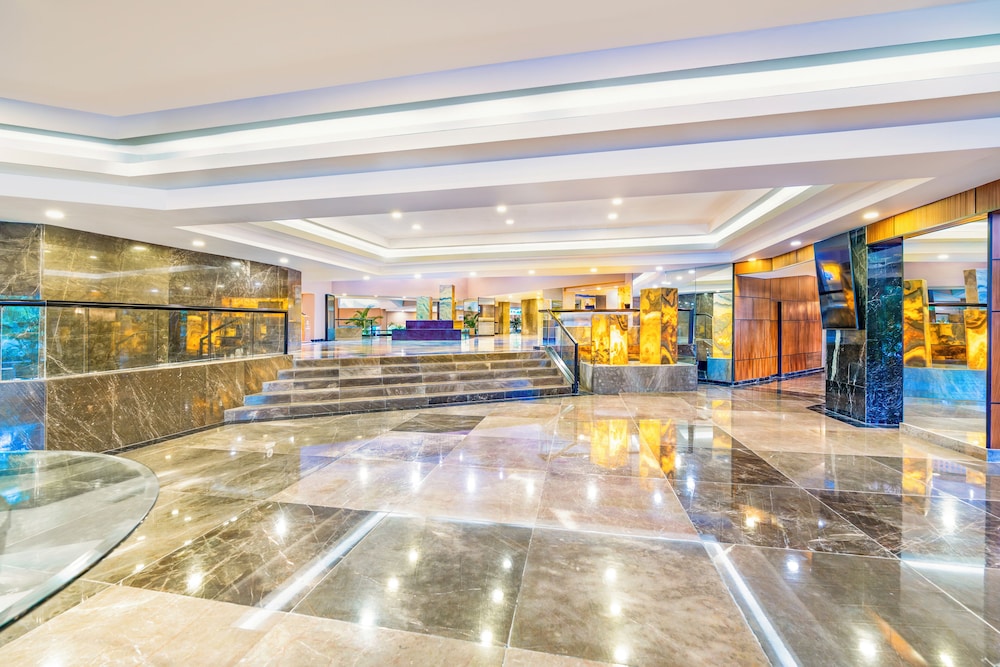 Grand Oasis Palm - All Inclusive — Hotel building in Cancun, Quintana Roo
