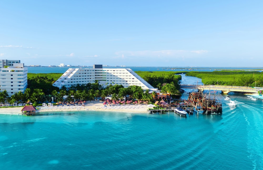 Grand Oasis Palm - All Inclusive — Hotel building in Cancun, Quintana Roo