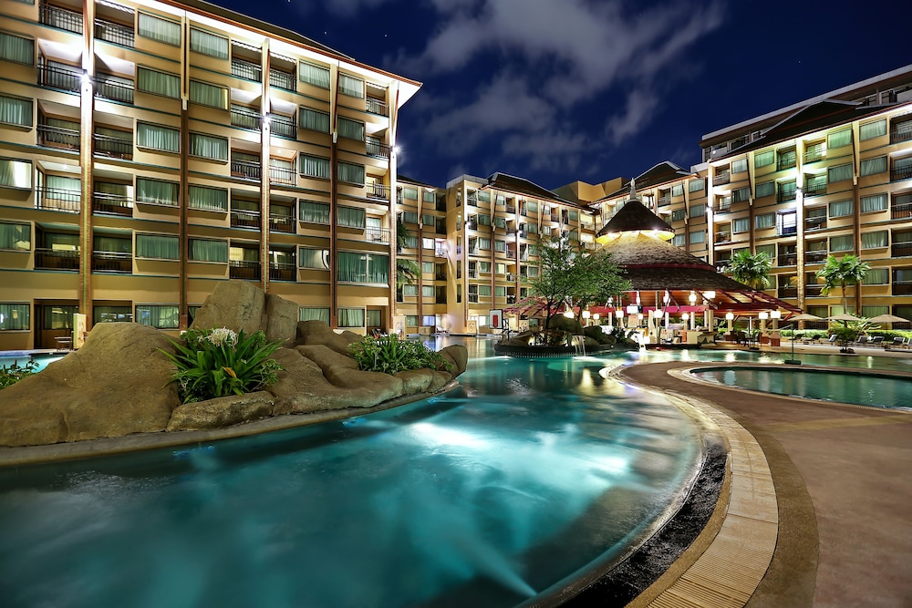 Novotel Phuket Vintage Park — Swimming pool in Patong Beach, Phuket Province