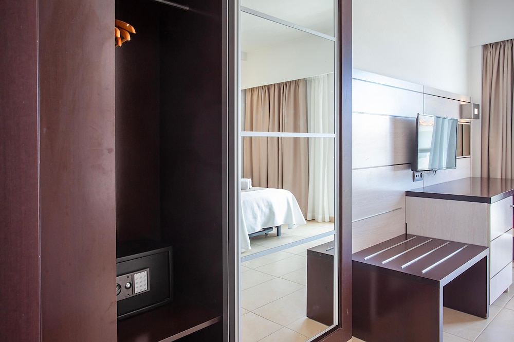 Hotel Puchet Ibiza — Hotel rooms in San Antonio, Balearic Islands