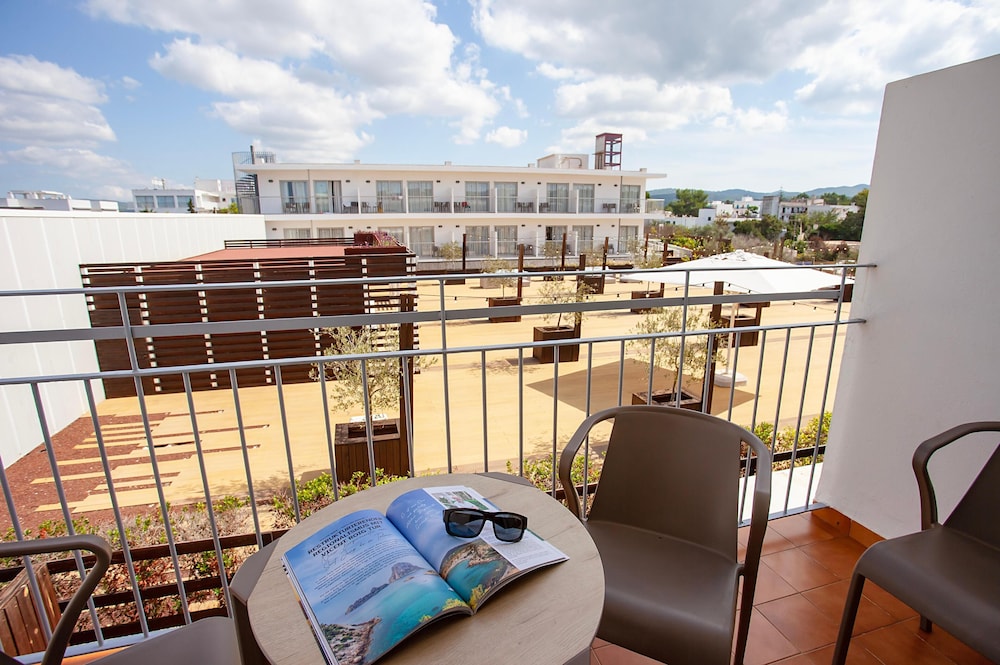 Hotel Puchet Ibiza — Hotel building in San Antonio, Balearic Islands