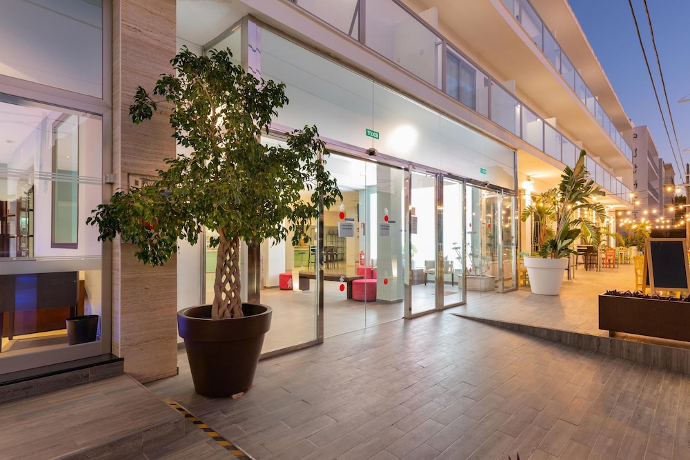 Hotel Puchet Ibiza — Hotel building in San Antonio, Balearic Islands