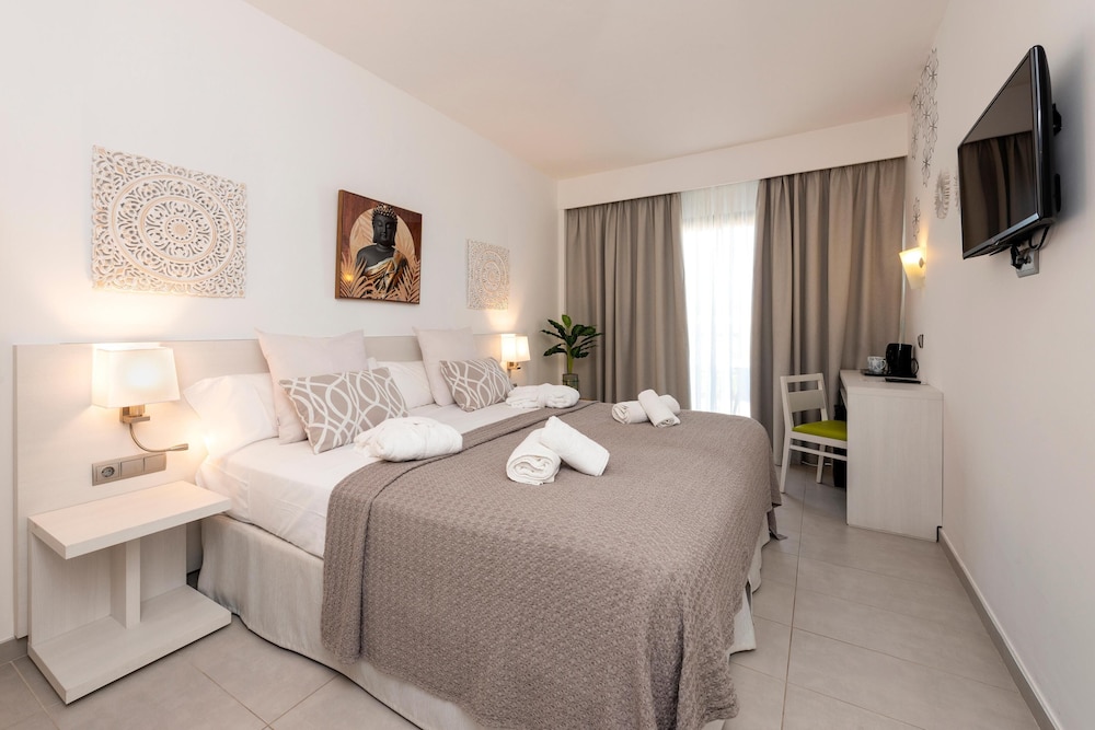 Hotel Puchet Ibiza — Hotel rooms in San Antonio, Balearic Islands
