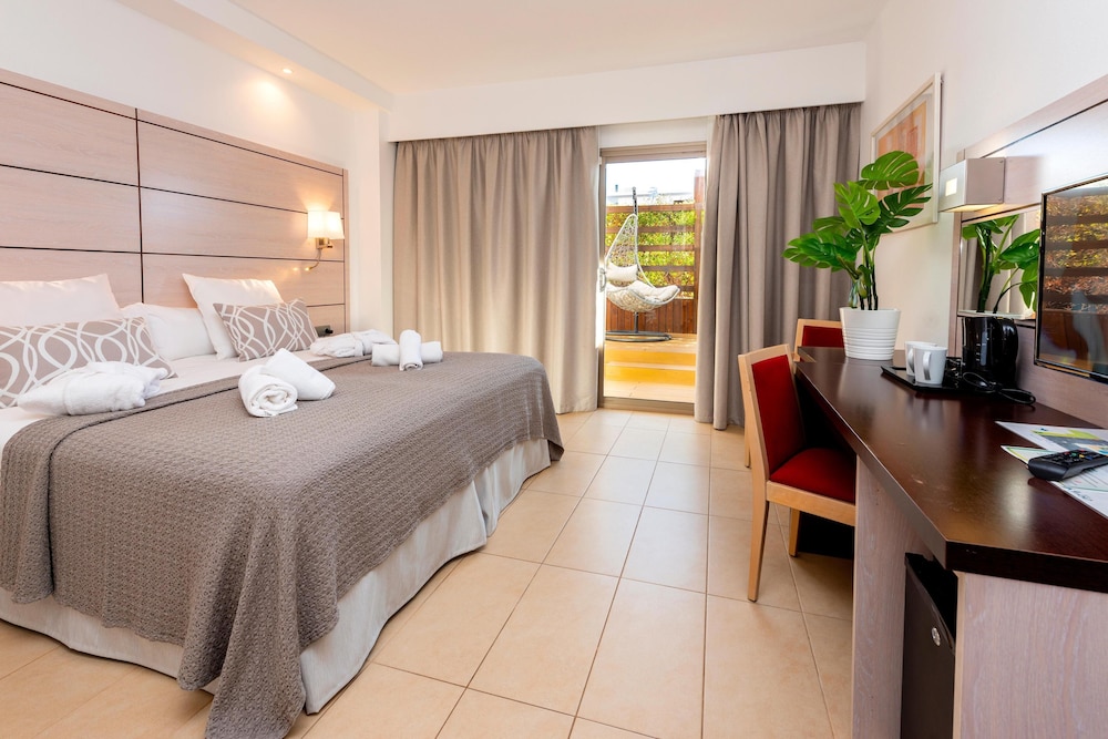 Hotel Puchet Ibiza — Hotel rooms in San Antonio, Balearic Islands
