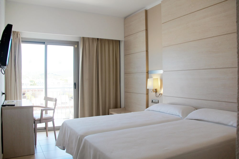 Hotel Puchet Ibiza — Hotel rooms in San Antonio, Balearic Islands