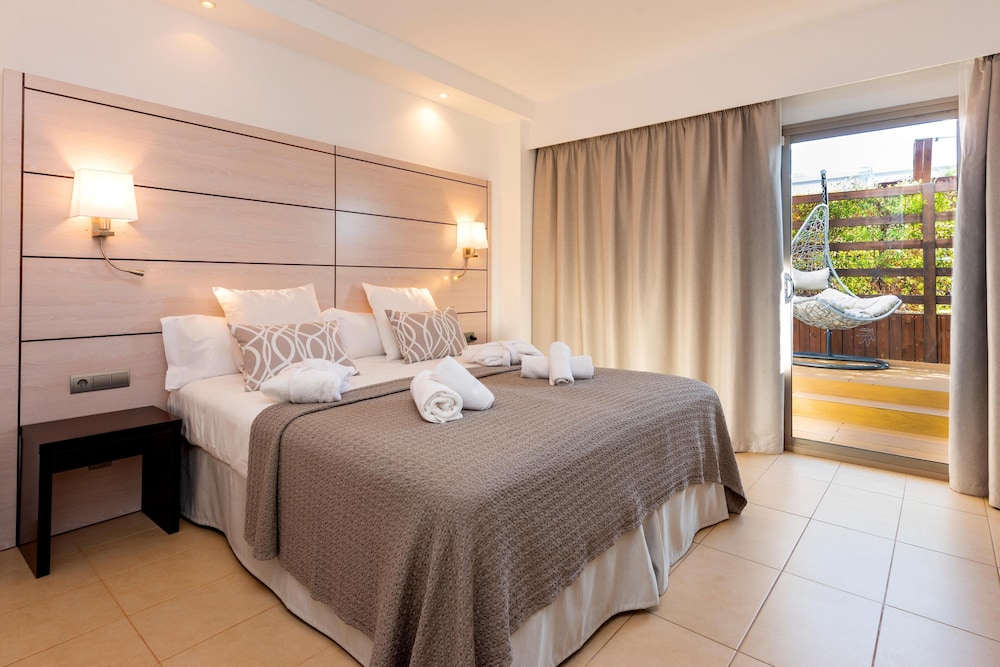 Hotel Puchet Ibiza — Hotel rooms in San Antonio, Balearic Islands