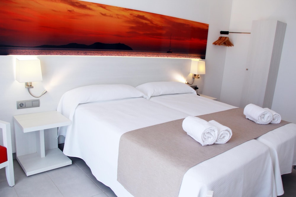 Hotel Puchet Ibiza — Hotel rooms in San Antonio, Balearic Islands