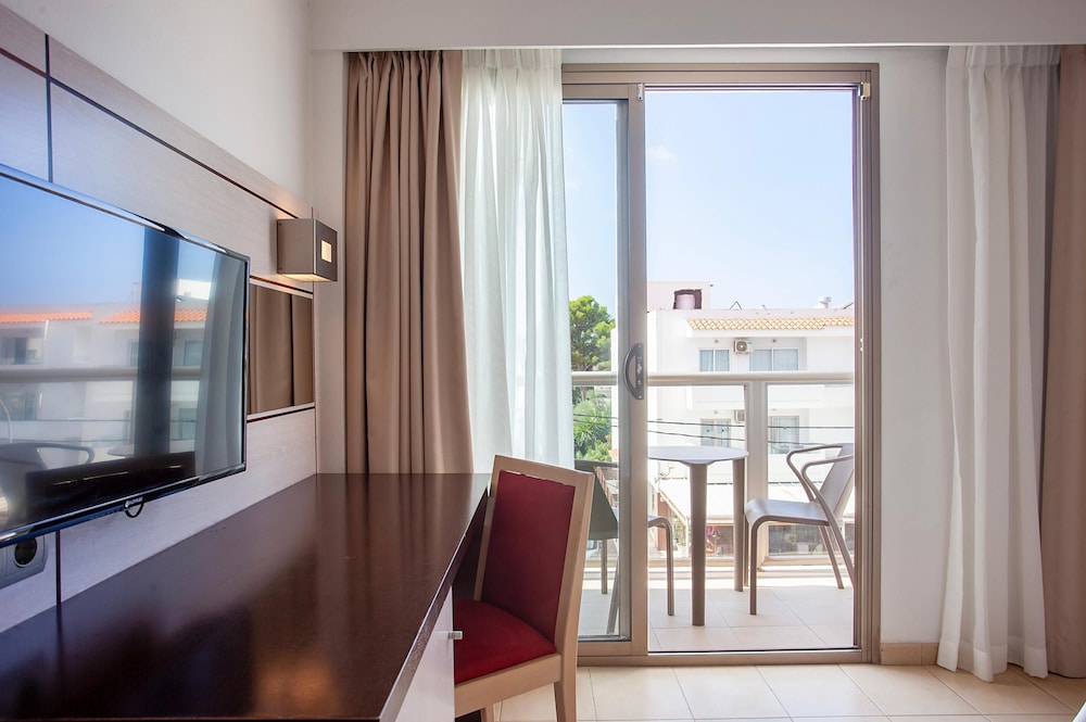Hotel Puchet Ibiza — Hotel rooms in San Antonio, Balearic Islands