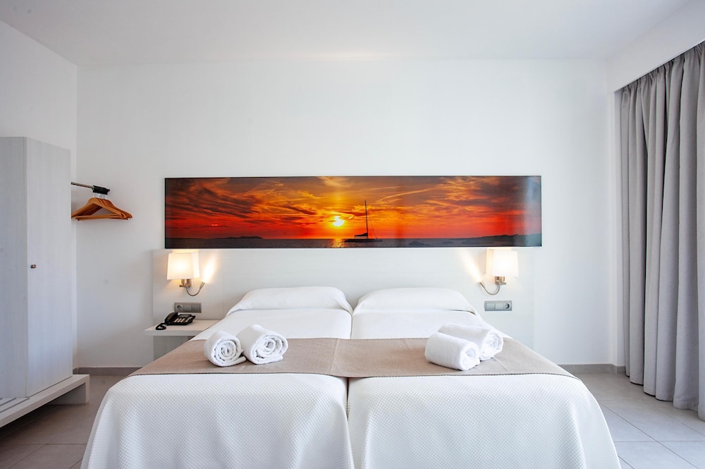 Hotel Puchet Ibiza — Hotel rooms in San Antonio, Balearic Islands