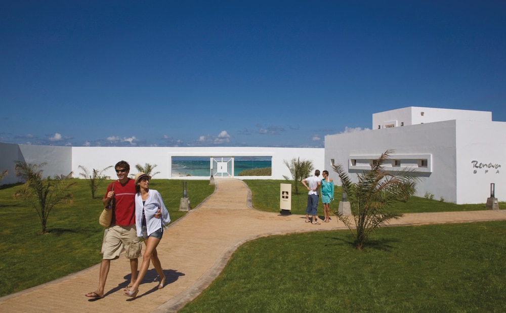 Hotel Riu Palace Tres Islas - Adults Only - All Inclusive — Hotel building in Corralejo, Canary Islands