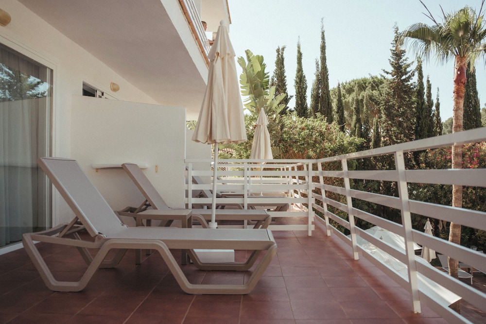 Hotel ROC Oberoy - Adults only — Hotel building in Peguera, Balearic Islands