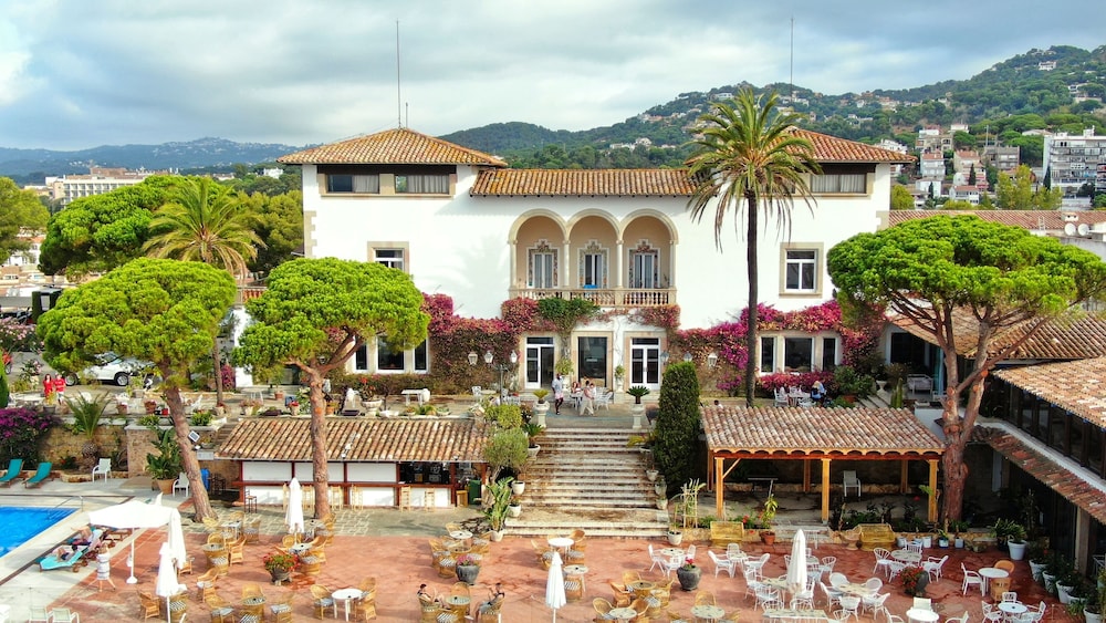 Hotel Roger de Flor Seleqtta — Hotel building in Lloret de Mar, Catalonia