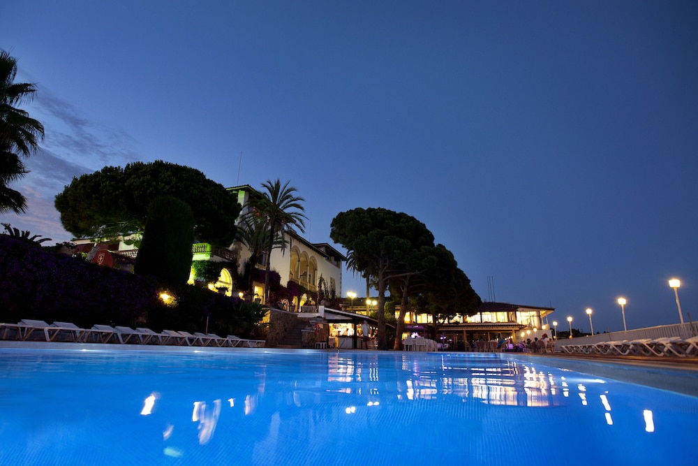 Hotel Roger de Flor Seleqtta — Swimming pool in Lloret de Mar, Catalonia