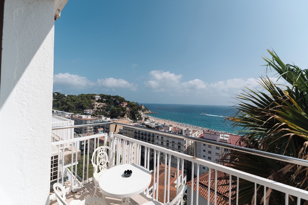 Hotel Roger de Flor Seleqtta — Beach in Lloret de Mar, Catalonia