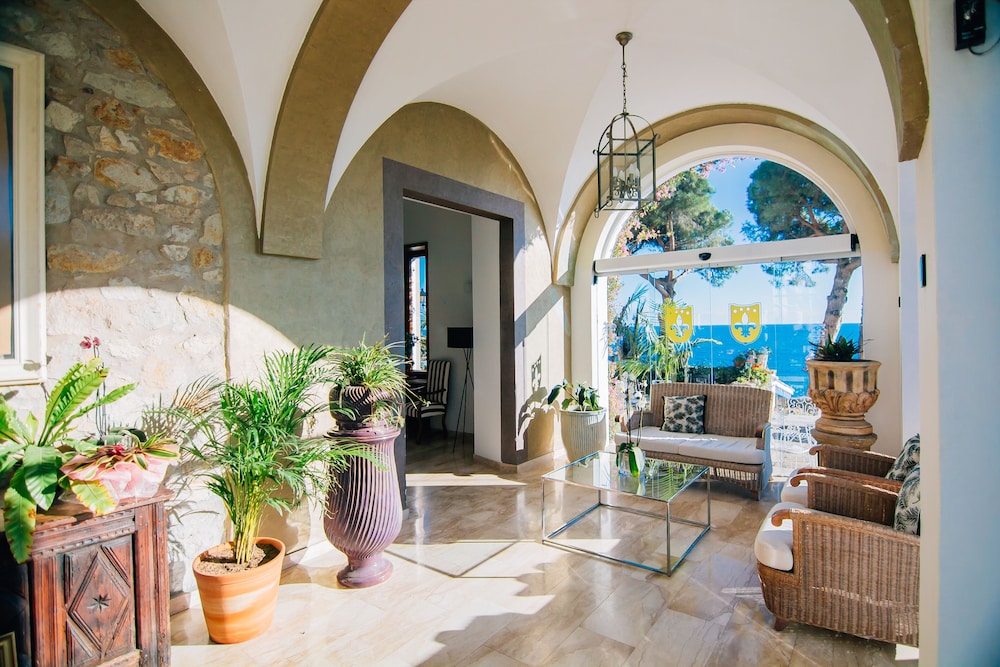 Hotel Roger de Flor Seleqtta — Hotel building in Lloret de Mar, Catalonia