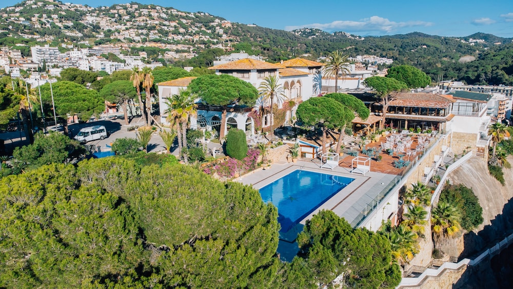 Hotel Roger de Flor Seleqtta — Swimming pool in Lloret de Mar, Catalonia