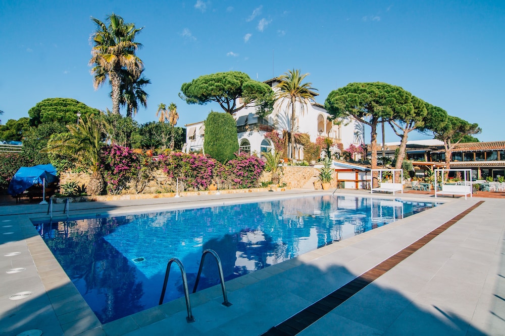 Hotel Roger de Flor Seleqtta — Swimming pool in Lloret de Mar, Catalonia