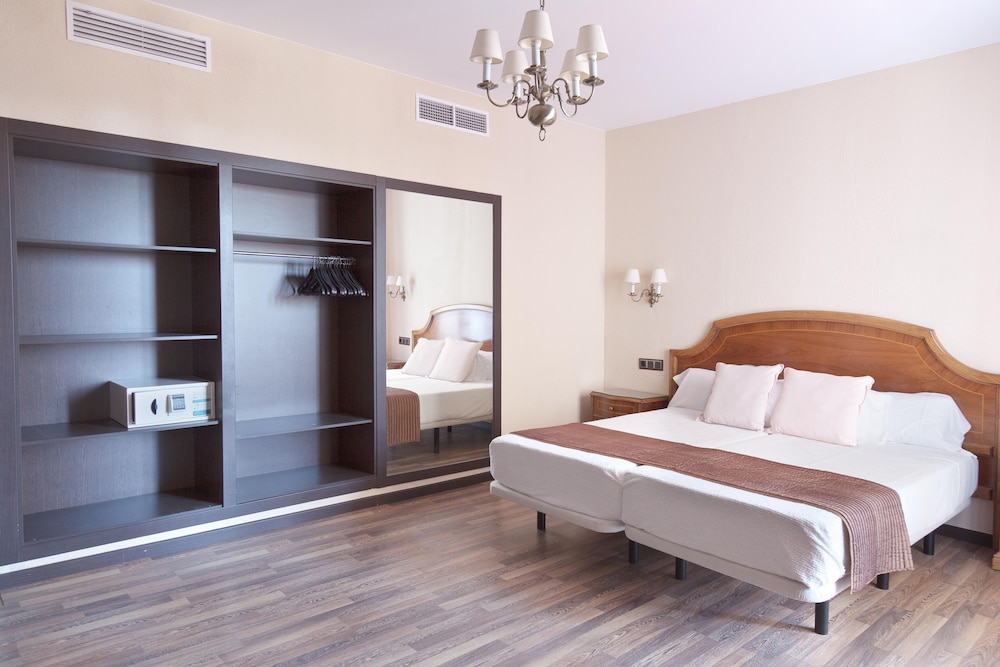 Hotel Roger de Flor Seleqtta — Hotel rooms in Lloret de Mar, Catalonia