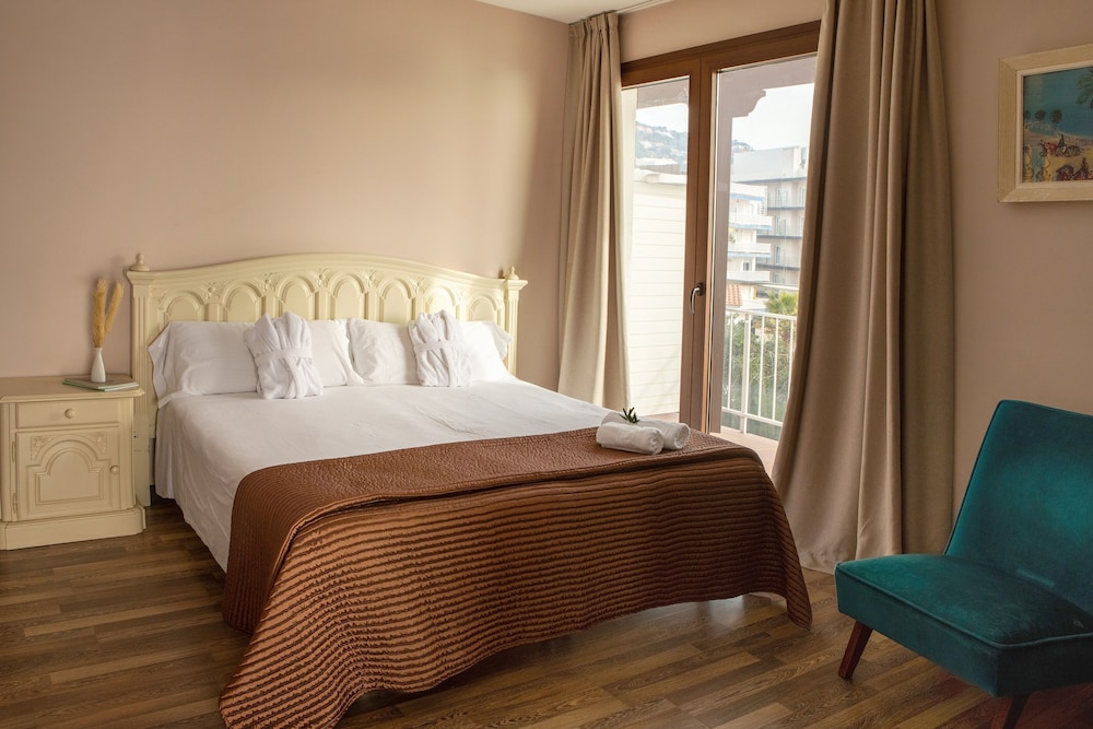 Hotel Roger de Flor Seleqtta — Hotel rooms in Lloret de Mar, Catalonia