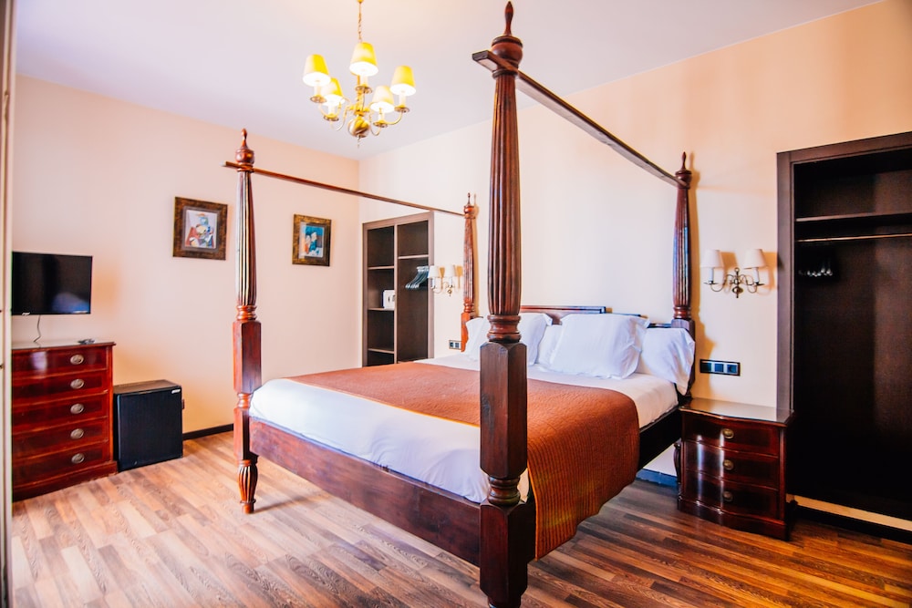 Hotel Roger de Flor Seleqtta — Hotel rooms in Lloret de Mar, Catalonia