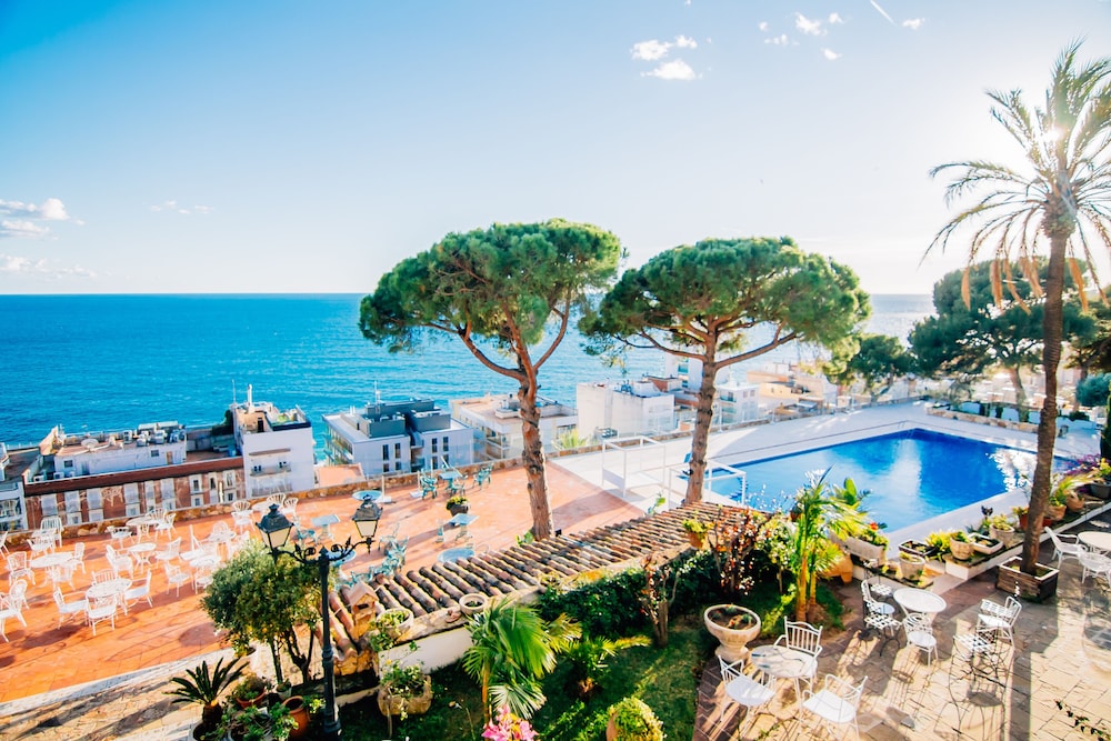 Hotel Roger de Flor Seleqtta — Swimming pool in Lloret de Mar, Catalonia